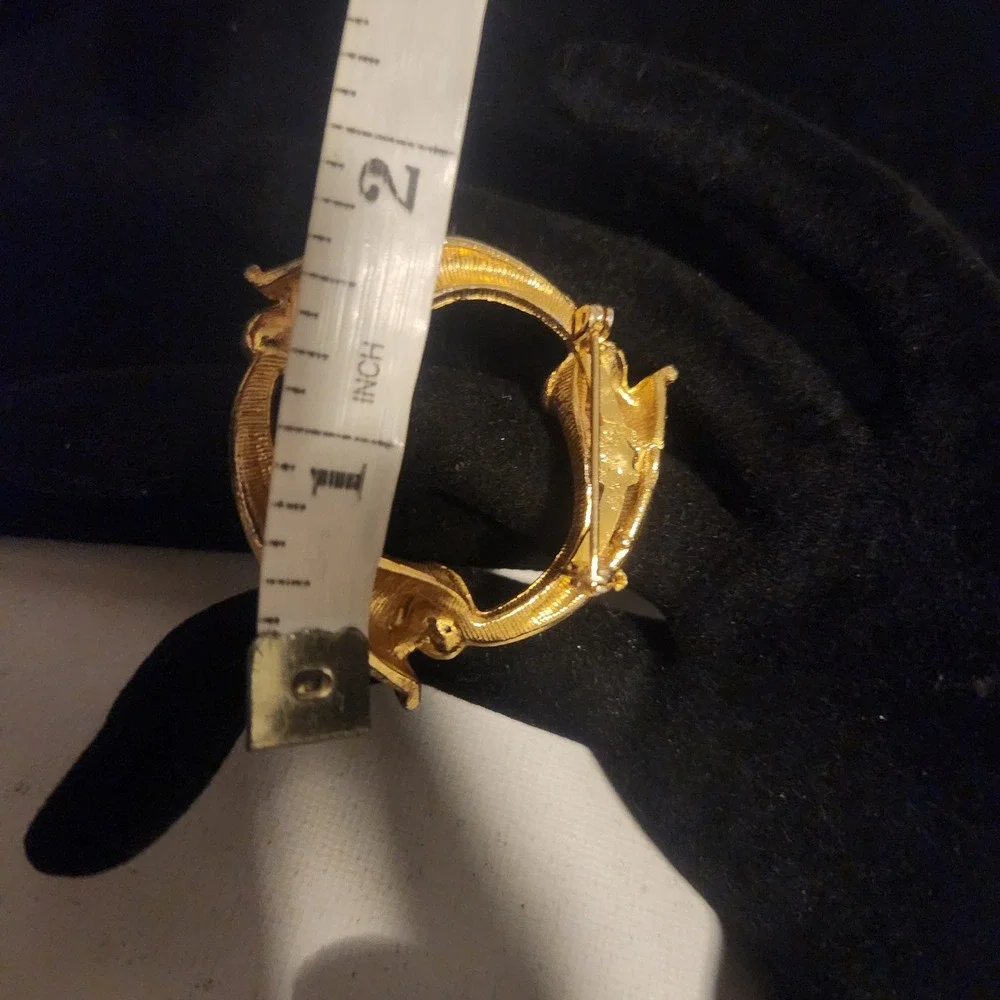 Vintage‎ Gold Tone Faux Pearl Textured Wreath Brooch Pin Circular Design 2 Inch